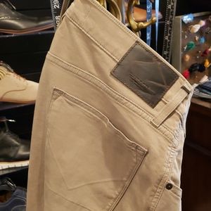 NEW HUDSON stretch twill. Slim. Straight.